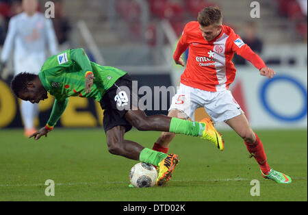 Mainz, Allemagne. Feb 14, 2014. Mainz's Benedikt Saller en action contre Hanovre Mame Diouf (L) au cours de la Bundesliga match de foot entre 1. FSV Mainz 05 Hannover 96 et à la Coface Arena à Mainz, Allemagne, 14 février 2014. Photo : Torsten Silz/dpa/Alamy Live News Banque D'Images