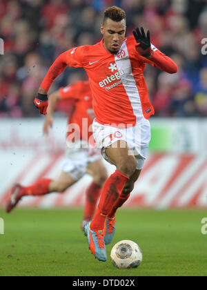 Mainz, Allemagne. Feb 14, 2014. La maxime de Mayence Choupo-Moting passe le ballon au cours de la Bundesliga match de foot entre 1. FSV Mainz 05 Hannover 96 et à la Coface Arena à Mainz, Allemagne, 14 février 2014. Photo : Torsten Silz/dpa/Alamy Live News Banque D'Images