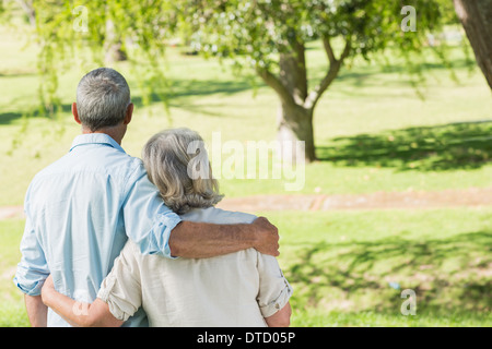 Vue arrière de l'amour mature couple at park Banque D'Images