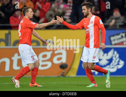 Mainz, Allemagne. Feb 14, 2014. Mainz's Yunus Malli (R) celebrats sa 1-0 but avec Zdenek Pospech durant la Bundesliga match de foot entre 1. FSV Mainz 05 Hannover 96 et à la Coface Arena à Mainz, Allemagne, 14 février 2014. Photo : Torsten Silz/dpa/Alamy Live News Banque D'Images