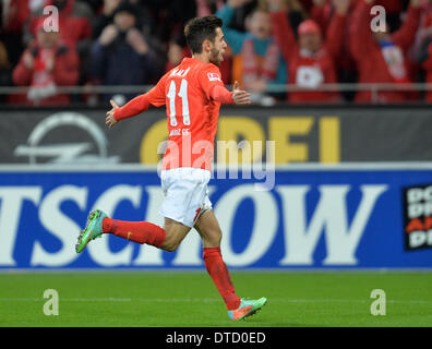 Mainz, Allemagne. Feb 14, 2014. Mainz's Yunus Malli son celebrats 1-0 but durant la Bundesliga match de foot entre 1. FSV Mainz 05 Hannover 96 et à la Coface Arena à Mainz, Allemagne, 14 février 2014. Photo : Torsten Silz/dpa/Alamy Live News Banque D'Images