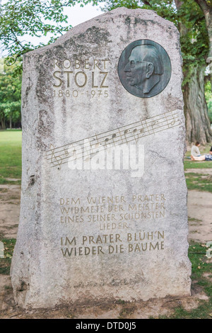 Monument en l'honneur du compositeur Robert stolz dans le    prater park avec les notes et le texte d'un de ses plus célèbres chansons Banque D'Images