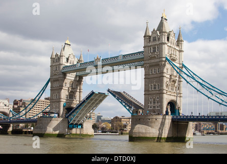 Ouverture du Tower Bridge pour laisser passer par un navire. Banque D'Images