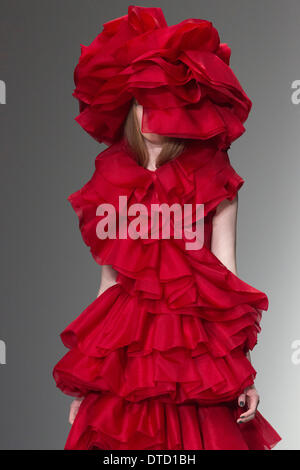 Londres, Angleterre, Royaume-Uni. 15 février 2014. A model au John Rocha afficher lors de la London Fashion Week AW14 à Somerset House. Credit : CatwalkFashion/Alamy Live News Banque D'Images