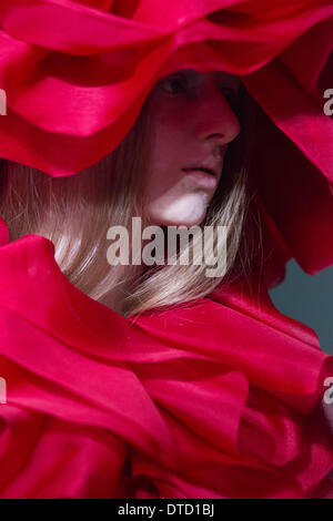 Londres, Angleterre, Royaume-Uni. 15 février 2014. A model au John Rocha afficher lors de la London Fashion Week AW14 à Somerset House. Credit : CatwalkFashion/Alamy Live News Banque D'Images