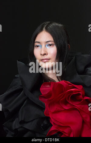 Londres, Angleterre, Royaume-Uni. 15 février 2014. A model au John Rocha afficher lors de la London Fashion Week AW14 à Somerset House. Credit : CatwalkFashion/Alamy Live News Banque D'Images