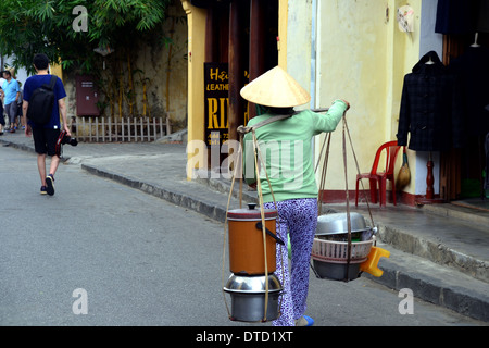 Colporteur vietnamiens à Hoi An avec la Hat Banque D'Images