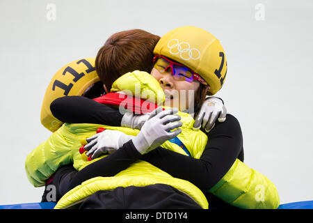 Sotchi, Krasnodar, Russie. Feb 15, 2014. ZHOU Yang (CHN) et l'équipe de célébrer l'obtention de la Ladies' 1500 m de patinage de vitesse sur courte piste (A) Final - à partir de l'Iceberg Skating Palace, Cluster côtières - XXII jeux olympiques d'hiver : Action Crédit Plus Sport/Alamy Live News Banque D'Images