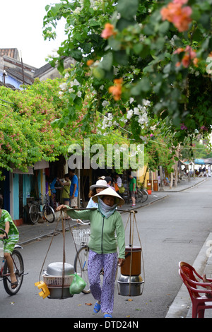 Colporteur vietnamiens à Hoi An avec la Hat Banque D'Images