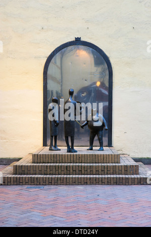 Une statue montrant une scène de l'histoire de Hans Christian Andersen, Les habits neufs de l'empereur à Odense, au Danemark. Banque D'Images