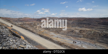 Vue sur un énorme d'or et de cuivre à ciel ouvert mine située en Zambie, l'Afrique. Banque D'Images