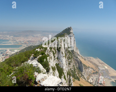 Le rocher de Gibraltar sur une journée d'été avec ciel bleu. Banque D'Images