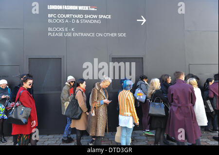 Somerset House, Londres, Royaume-Uni. 15 février 2014. Visiteurs file d'attente pour un show à London Fashion Week à Somerset House . Crédit : Matthieu Chattle/Alamy Live News Banque D'Images