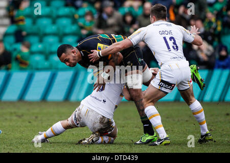 Northampton, Royaume-Uni. Feb 15, 2014. Samu MANOA de Northampton Saints est abordé par Jonny ARR de Worcester Warriors lors de l'Aviva Premiership match entre Northampton Saints et Worcester Warriors à Franklin's Gardens. Credit : Action Plus Sport/Alamy Live News Banque D'Images