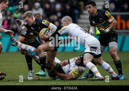 Northampton, Royaume-Uni. Feb 15, 2014. Tom Stephenson de Northampton Saints tente de briser l'attaquer de Paul WARWICK de Worcester Warriors lors de l'Aviva Premiership match entre Northampton Saints et Worcester Warriors à Franklin's Gardens. Credit : Action Plus Sport/Alamy Live News Banque D'Images