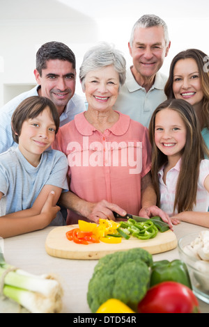 Famille multigénérationnelle de préparer des aliments au comptoir Banque D'Images