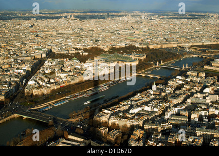 Vue aérienne de l'architecture de Paris et de la Seine de la tour Eiffel. Banque D'Images