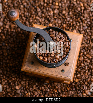 Moulin à café manuel vintage avec les grains de café Banque D'Images