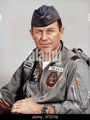 Le pilote d'essai de l'US Air Force Le Colonel Charles Yeager en combinaison de vol en 1966. Banque D'Images