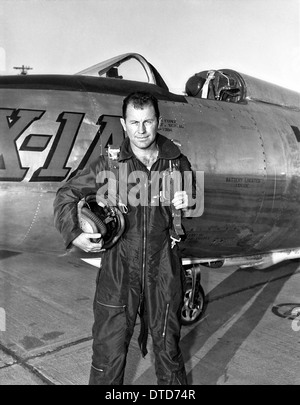 Le pilote d'essai de l'US Air Force Chuck Yeager en combinaison de vol debout devant le Bell X-A1 décembre 1953 à Palmdale, Californie. Banque D'Images