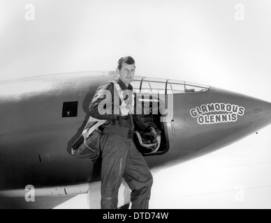 Le pilote d'essai de l'US Air Force Chuck Yeager debout devant le glamour Glennis Bell X-1 avions qui ont franchi le mur du son 1947 à Palmdale, Californie. Banque D'Images