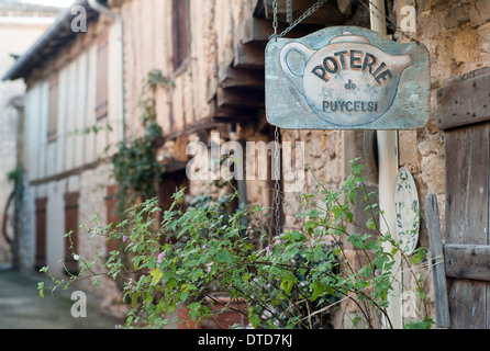 Rue de la citadelle village de Puycelsi, Tarn, Occitanie, France Banque D'Images