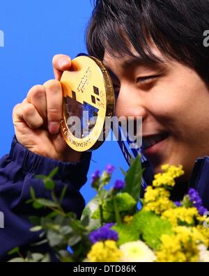 Sochi, Russie, 15 février 2014.or olympique Yuzuru Hanyu du Japon pose avec sa médaille après la cérémonie de remise des médailles pour la compétition de patinage artistique à l'Jeux olympiques de 2014 à Sotchi, Sotchi, Russie, 15 février 2014. Photo : Christian Charisius/dpa dpa : Crédit photo alliance/Alamy Live News Banque D'Images