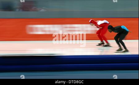 Sochi, Russie. Feb 15, 2014. Shani Davis de l'USA et Zbigniew Brodka (haut) de la Pologne en action au cours de la Men's 1500 m en patinage de vitesse dans l'Arène Adler Sochi au Jeux Olympiques de 2014, à Sotchi, Russie, 15 février 2014. Photo : Christian Charisius/dpa © AFP PHOTO alliance/Alamy Live News Banque D'Images