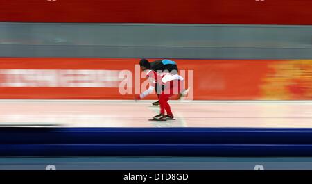 Sochi, Russie. Feb 15, 2014. Shani Davis de l'USA (en haut) et Zbigniew Brodka de Pologne en action au cours de la Men's 1500 m en patinage de vitesse dans l'Arène Adler Sochi au Jeux Olympiques de 2014, à Sotchi, Russie, 15 février 2014. Photo : Christian Charisius/dpa © AFP PHOTO alliance/Alamy Live News Banque D'Images