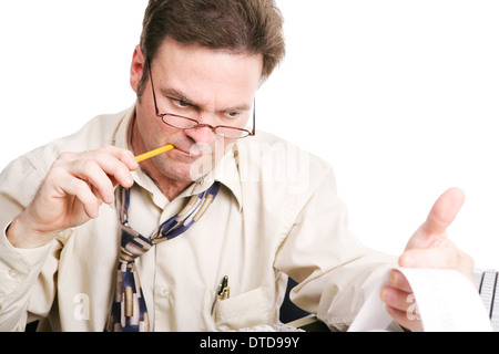 Homme d'affaires ou l'exécution comptable des chiffres sur sa calculatrice. Fond blanc Banque D'Images