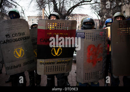 Kiev, Ukraine. Feb 13, 2014. Des manifestants anti-gouvernement prendre part à la démonstration sur la place de l'Indépendance à Kiev le 13 février 2014. La Russie va lancer le prochain versement de la somme de 15 milliards de dollars de prêt à l'Ukraine à la fin du mois, un journal proche du Président Viktor Ianoukovitch a déclaré le 10 février, à la suite de pourparlers entre le chef de l'Ukraine et son homologue russe. Photo par Emeric Fohlen/NurPhoto Crédit : Emeric Fohlen/NurPhoto ZUMAPRESS.com/Alamy/Live News Banque D'Images