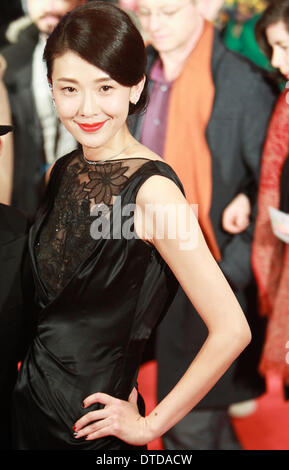 Berlin, Allemagne. Feb 15, 2014. Ni actrice Jingyang arrive sur le tapis rouge pour la cérémonie de clôture de la 64e Berlinale Festival International du Film de Berlin, Allemagne, le 15 février 2014. Credit : Zhang Fan/Xinhua/Alamy Live News Banque D'Images