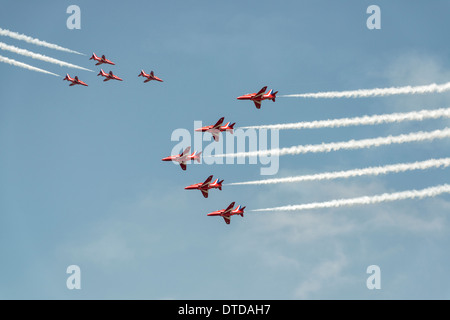 Les neuf avions de la RAF Flèches rouges Aerobatic Team affichage divisé en 2 groupes. Le navire cinq Enid group et le groupe Gypo Banque D'Images