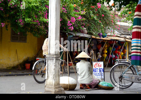 Colporteur vietnamiens à Hoi An avec la Hat Banque D'Images