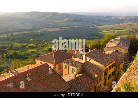 Vue paysage de la colline toscane ville de Montepulciano, Toscane, Italie à l'automne Banque D'Images