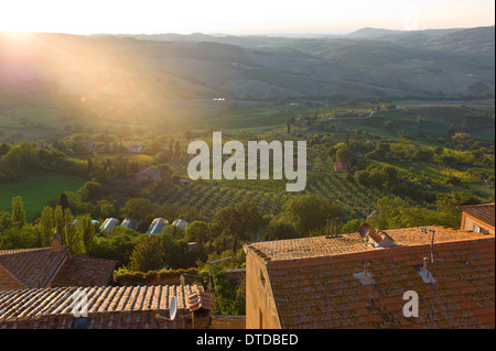 Vue paysage de la colline toscane ville de Montepulciano, Toscane, Italie à l'automne Banque D'Images