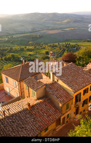 Vue paysage de la colline toscane ville de Montepulciano, Toscane, Italie à l'automne Banque D'Images