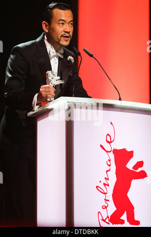 Berlin, Allemagne. Feb 15, 2014. Au cours de la cérémonie de remise des prix de la 64e Berlinale Festival International du Film de Berlin. Feb 15, 2014. Fan Liao acteur reçoit l'Ours d'argent du meilleur acteur pour noir charbon, une fine couche de glace ' au cours de la cérémonie de remise des prix de la 64e Berlinale Festival International du Film de Berlin, le 15 février 2014. Credit : Zhang Fan/Xinhua/Alamy Live News Banque D'Images
