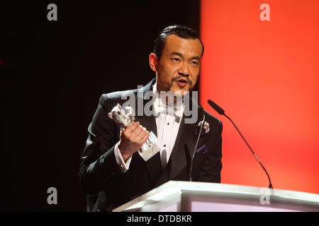 Berlin, Allemagne. Feb 15, 2014. Au cours de la cérémonie de remise des prix de la 64e Berlinale Festival International du Film de Berlin. Feb 15, 2014. Fan Liao acteur reçoit l'Ours d'argent du meilleur acteur pour noir charbon, une fine couche de glace ' au cours de la cérémonie de remise des prix de la 64e Berlinale Festival International du Film de Berlin, le 15 février 2014. Credit : Zhang Fan/Xinhua/Alamy Live News Banque D'Images