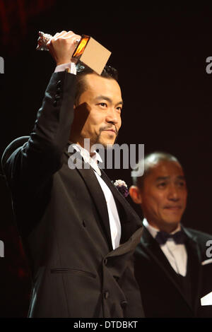 Berlin, Allemagne. Feb 15, 2014. Au cours de la cérémonie de remise des prix de la 64e Berlinale Festival International du Film de Berlin. Feb 15, 2014. Fan Liao acteur reçoit l'Ours d'argent du meilleur acteur pour noir charbon, une fine couche de glace ' au cours de la cérémonie de remise des prix de la 64e Berlinale Festival International du Film de Berlin, le 15 février 2014. Credit : Zhang Fan/Xinhua/Alamy Live News Banque D'Images