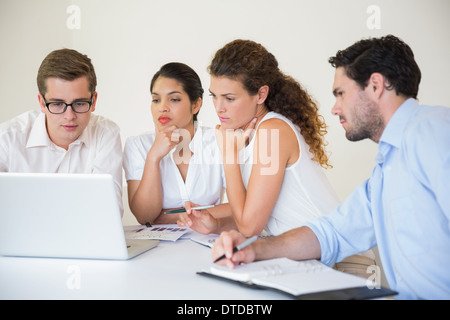 Senior business people using laptop Banque D'Images