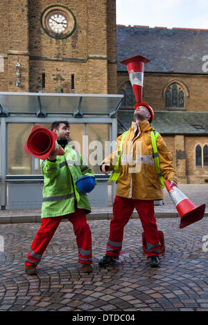 Blackpool, Lancashire, Royaume-Uni, 15 février 2014. Carlos Romero et Chris Patfield le « Road Worker Show », un acte avec Cones et Bollards. Bonjour et spiritueux de qualité avec le « Bureau of Silly Ideas », hommes qui se sont produits au festival annuel de cirque, de magie et de nouvelle variété de Blackpool. Le festival de magie et de divertissement de dix jours qui est Showzam voit les célèbres monuments de Blackpool envahir par des jugglers conjurés, clowns et artistes de rue. Banque D'Images