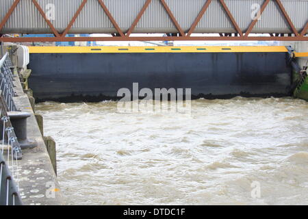 Samedi 15 février London's Thames Barrier fermées pendant un week-end de tempêtes. Vents attisé vagues sur la rivière comme l'Agence de l'environnement fermé articles de la rive du fleuve pour les piétons à proximité de la barrière dans la crainte de l'inondation. Banque D'Images