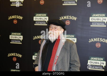 Dublin, Irlande. 15 février 2014. John Hurt acteur pose pour les caméras sur le tapis rouge lors de la présélection des 'amoureux seulement laissé en vie'. L'acteur anglais John Hurt et assisté à la projection de "Les Amoureux seulement laissé en vie" à Dublin. Le film, dans lequel John Hurt stars, a été projeté dans le cadre de la 2014 Jameson Dublin International Film Festival. Banque D'Images