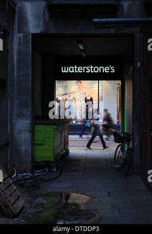 Les piétons en passant devant une ruelle et vitrine dans Cambridge lors d'une froide journée d'hiver. Banque D'Images