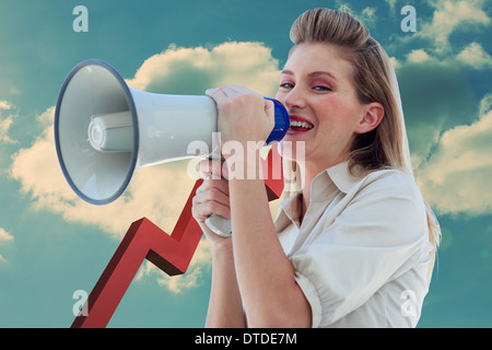 Image composite de beautiful businesswoman crier par mégaphone Banque D'Images