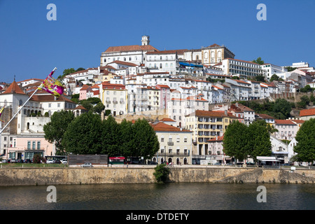 Ville de Coimbra sur la rivière Mondego avec l'Université de Coimbra au sommet de la colline, région Centre, Portugal Banque D'Images