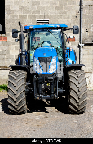 ( Tracteur New Holland T7030 ) dans la cour de ferme, près de Hurst Green, vallée de Ribble/ forêt de Bowland, Lancashire, England, UK Banque D'Images