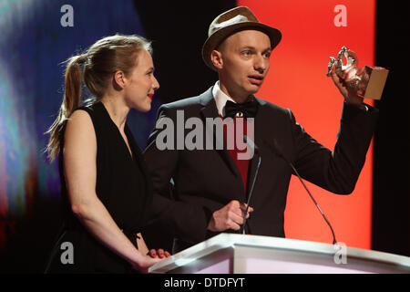 Berlin. Feb 15, 2014. Dietrich Brueggemann (R) et Anna Brueggemann recevoir l'Ours d'argent du meilleur scénario pour "Chemin de Croix" au cours de la cérémonie de remise des prix de la 64e Berlinale Festival International du Film de Berlin, le 15 février 2014. © Zhang Fan/Xinhua/Alamy Live News Banque D'Images