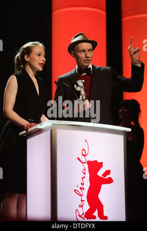 Berlin. Feb 15, 2014. Dietrich Brueggemann (R) et Anna Brueggemann receivie l'Ours d'argent du meilleur scénario pour "Chemin de Croix" au cours de la cérémonie de remise des prix de la 64e Berlinale Festival International du Film de Berlin, le 15 février 2014. © Zhang Fan/Xinhua/Alamy Live News Banque D'Images